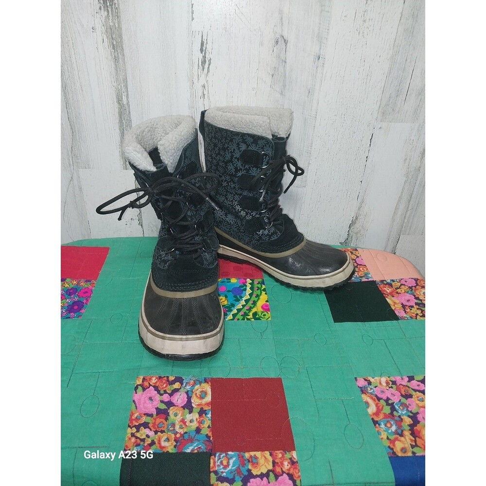 Sorel Women's Winter Carnival Snow Boots Black Snow Flakes size 9 water proof